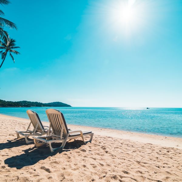 https://www.bownoflondonusa.com/cdn/shop/articles/beautiful-tropical-beach-sea-with-chair-blue-sky_1024x1024.jpg?v=1690287711
